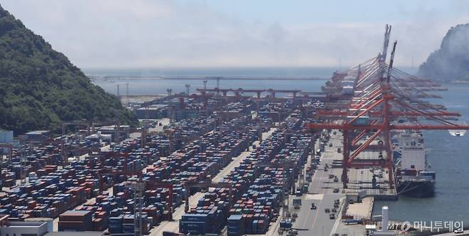 (부산=뉴스1) 윤일지 기자 = 30일 부산항 신선대부두 야적장에 컨테이너가 가득 쌓여 있다. 미국 관세 등의 여파로 5월 생산이 2개월 연속 줄었다. 지난달 생산과 투자가 2개월째 동반 감소하고, 소비는 제자리걸음을 하면서 산업활동이 전반적으로 부진한 모습을 이어갔다. 통계청이 이날 발표한 '2025년 5월 산업활동동향'에 따르면 지난 5월 전(全)산업 생산지수(농림어업 제외)는 112.5(2020=100)로 전월 대비 1.1% 감소했다. 2025.6.30/뉴스1  Copyright (C) 뉴스1. All rights reserved. 무단 전재 및 재배포,  AI학습 이용 금지. /사진=(부산=뉴스1) 윤일지 기자