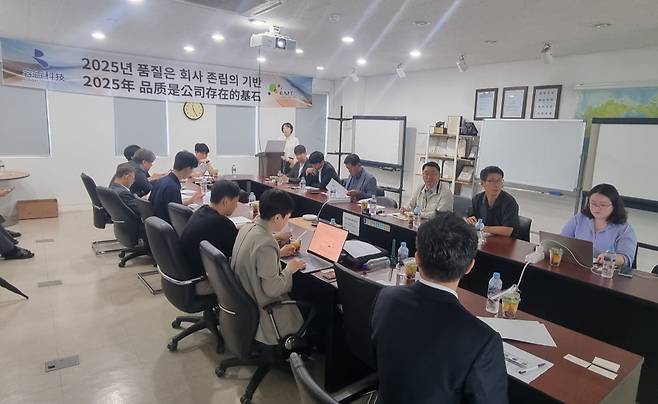 투자자를 대상으로 상반기 IR 활동을 진행 중인 이엠티. /사진제공=한국거래소