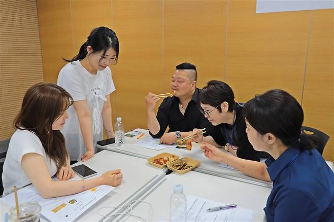 지난 6월17일 CJ제일제당 크레잇에서 개발 중인 신제품 시식과 평가를 하는 모습. 크레잇터 참가자들은 맛 외관 등 제품 평가, 선호 조리법, 구매 의향 가격대, 매장 활용 방법 등에 대해 논의했다./사진제공=CJ제일제당