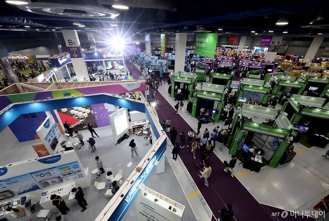[서울=뉴시스] 김진아 기자 = 26일 서울 강남구 코엑스에서 열린 '넥스트라이즈 2025'에서 관람객들이 전시를 관람하고 있다. 2025.06.26. bluesoda@newsis.com /사진=김진아