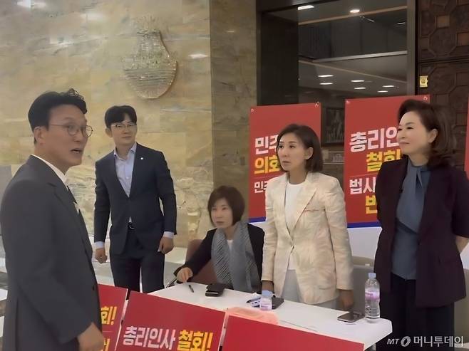 (서울=뉴스1) = 김민석 국무총리 후보자(맨 왼쪽)가 30일 오후 서울 여의도 국회 로텐더홀에서 농성 중인 나경원 국민의힘 의원(왼쪽 네 번째)과 대화를 나누고 있다. (독자 제공. 재판매 및 DB금지). 2025.6.30/뉴스1  Copyright (C) 뉴스1. All rights reserved. 무단 전재 및 재배포,  AI학습 이용 금지. /사진=(서울=뉴스1)
