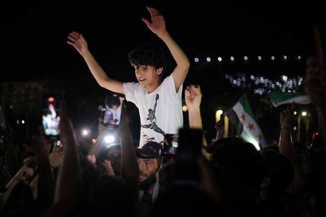 도널드 트럼프 미국 대통령이 5월 13일(현지시간) 시리아에 대한 제재를 해제하기로 하자 시리아 다마스쿠스의 오메이야드 광장에 시리아인들이 모여들어 기뻐하고 있다. /AFPBBNews=뉴스1