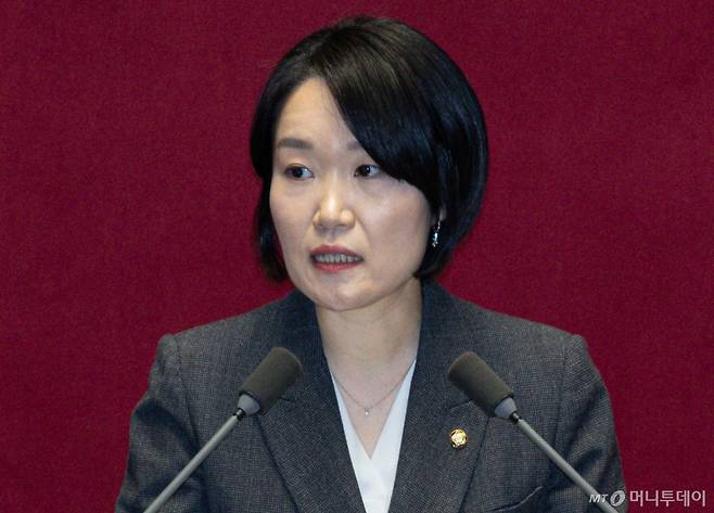 (서울=뉴스1) 이재명 기자 = 이소영 더불어민주당 의원이 13일 오후 서울 여의도 국회 본회의장에서 열린 제423회 국회(임시회) 제1차 본회의에서 상법 일부개정법률안(대안)에 대한 토론을 하고 있다. 2025.3.13/뉴스1  Copyright (C) 뉴스1. All rights reserved. 무단 전재 및 재배포,  AI학습 이용 금지. /사진=(서울=뉴스1) 이재명 기자