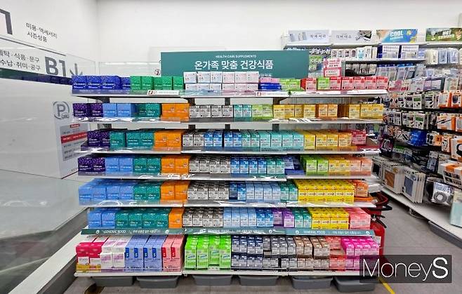 수도권 한 다이소 매장에 마련된 건강기능식품 특화 코너. /사진=황정원 기자