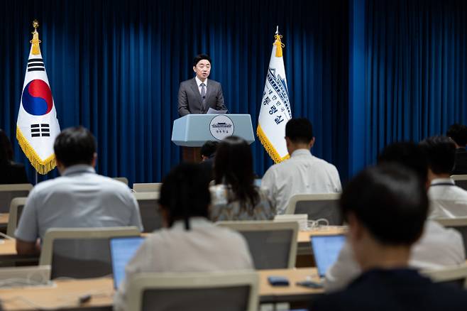 강훈식 대통령 비서실장이 지난 29일 서울 용산구 대통령실 청사에서 기획재정부·교육부·산업통상자원부·법무부·행정안전부·보건복지부의 장관 인사 브리핑을 하고 있다. /사진=뉴스1