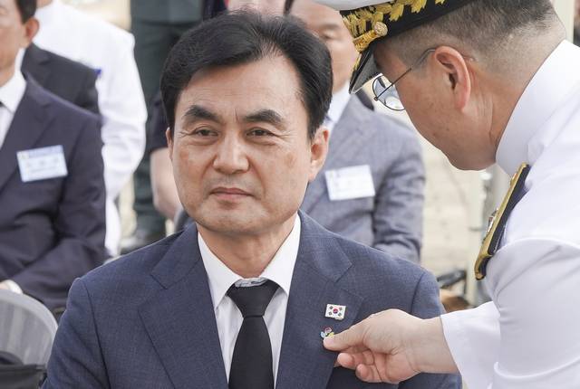 안규백 국방부 장관 후보자가 지난달 29일 오전 경기 평택시 해군 2함대사령부 충무동산에서 열린 ‘제2연평해전 승전 23주년 기념식’에 참석해 배지를 달고 있다. 사진공동취재단/뉴시스