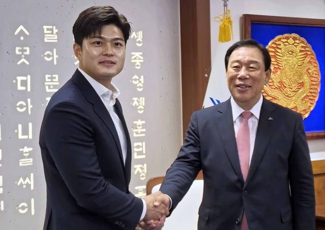 김용태 국민의힘 비상대책위원장이 지난달 25일 세종시를 방문해 최민호(오른쪽) 시장과 악수하고 있다.연합뉴스