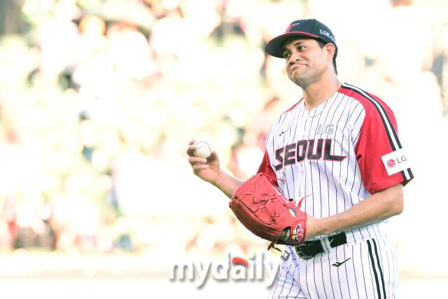 29일 오후 서울 잠실야구장에서 진행된 '2025 프로야구 KBO리그' KIA-LG의 경기.LG선발 치리노스가 6회초 역전을 허용한 뒤 아쉬운 표정을 짓고 있다./마이데일리