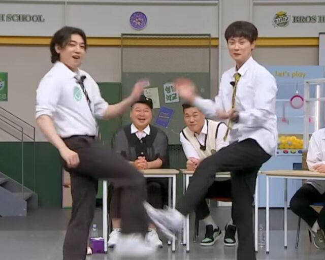 성진이 민경훈과 '누가 더 못 추나' 댄스 대결을 펼치고 있다. / JTBC '아는 형님' 캡처