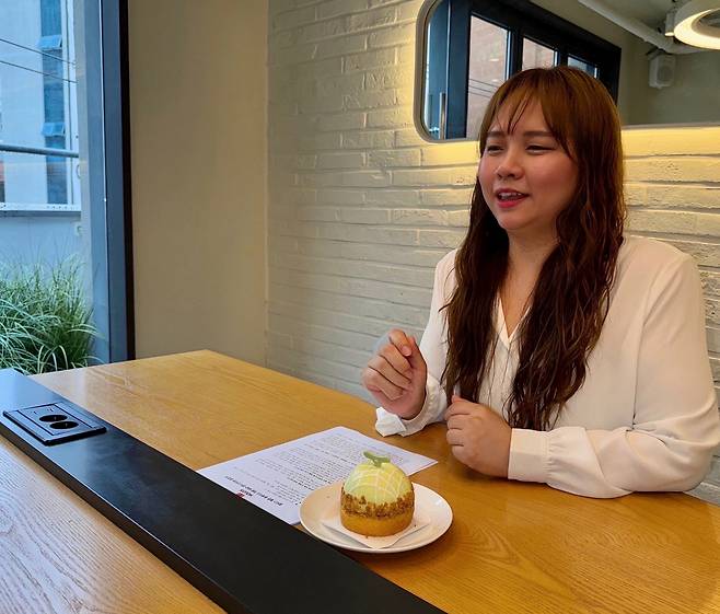 김송윤 할리스 R&D센터 매니저가 서울 강남구 신사동 할리스 세로수길점에서 ‘멜론 돔케이크’를 소개하고 있다. [할리스 제공]