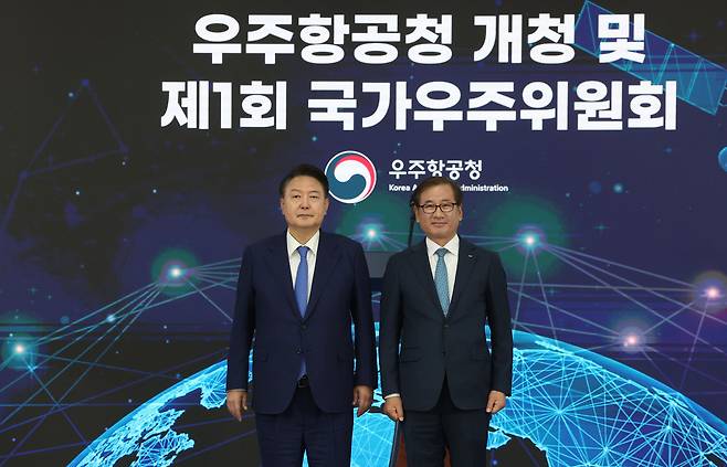 강구영 한국항공우주산업(KAI) 사장이 1일 퇴임했다. KAI는 이날 오전 임시이사회를 열고 현재 사내이사로 등재된 고정익사업부문장 차재병 부사장을 사장 대행으로 선임하는 대행체제를 승인했다. 작년 5월 윤석열 대통령이 강 사장에게 국가우주위원 위촉장을 수여한 뒤 기념촬영하는 모습. [뉴시스]