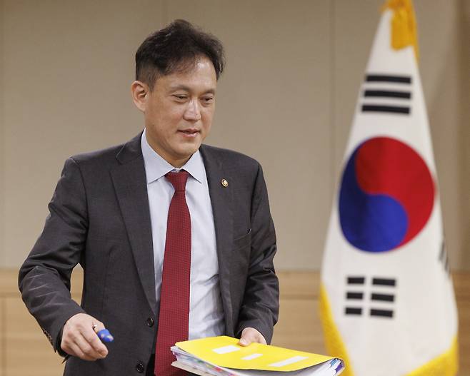 김태규 방송통신위원회 부위원장이 26일 정부과천청사에서 열린 방통위 제7차 전체 회의에 입장하고 있다. [연합]
