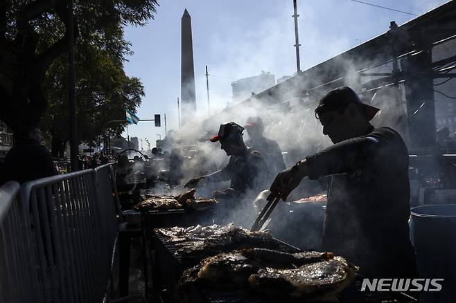 [부에노스아이레스=AP/뉴시스] 14일(현지시간) 아르헨티나 부에노스아이레스에서 제4회 '아사도' 경연대회가 열려 참가자들이 아르헨티나식 바비큐 '아사도'를 굽고 있다. 2022.8.15.