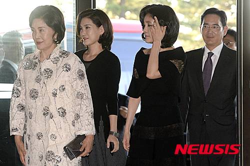 【서울=뉴시스】최진석 기자 = 1일 오후 서울 중구 신라호텔에서 열린 호암상 축하 만찬에 홍라희 삼성미술관 리움 명예관장과 이서현 삼성물산 사장, 이부진 호텔신라 사장, 이재용(왼쪽부터) 삼성전자 회장이 참석하고 있다. 2015.06.01. myjs@newsis.com