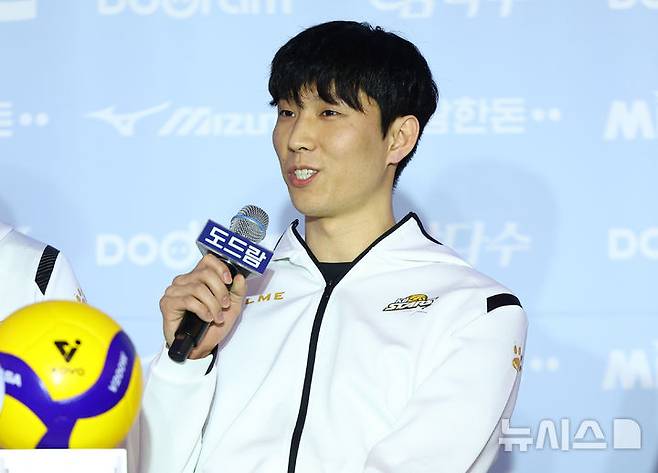 [서울=뉴시스] 황준선 기자 = KB손해보험 스타즈 황택의가 21일 오후 서울 강남구 호텔 리베라에서 열린 도드람 2024~2025 V-리그 포스트시즌 미디어데이에서 각오를 밝히고 있다. 2025.03.21. hwang@newsis.com