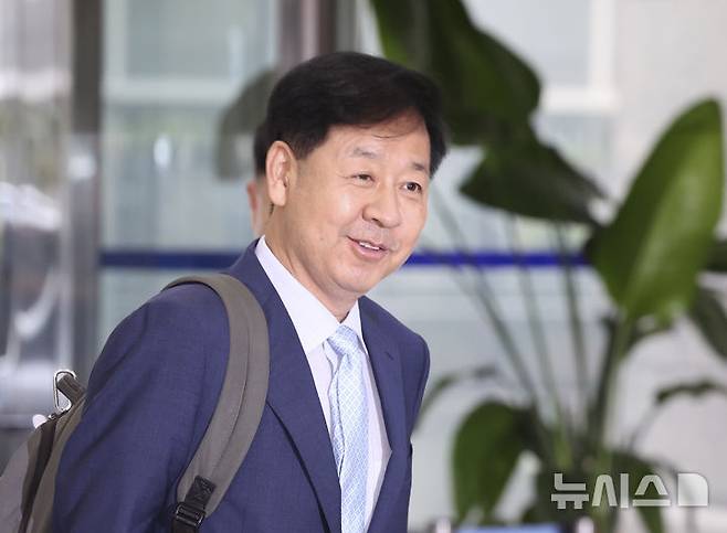 [서울=뉴시스] 김근수 기자 = 구윤철 경제부총리 겸 기획재정부 장관 후보자가 30일 서울 중구 예금보험공사에 마련된 후보자 사무실로 출근하고 있다. 2025.06.30. ks@newsis.com