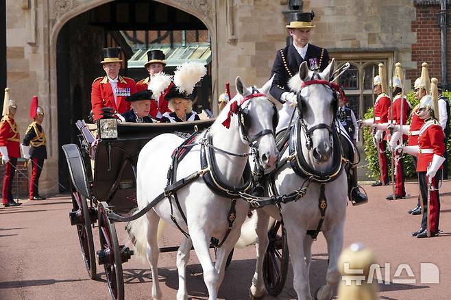 [AP/뉴시스] 찰스3세 영국왕과 카밀라 왕비가 6월 16일 윈저 성에서 열린 가터기사단 행사에 참석해 마차를 타고 있다. 2025. 07.01.