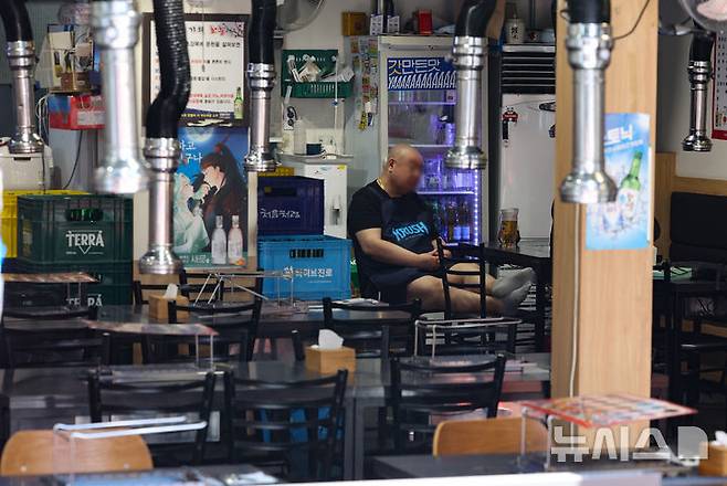 [서울=뉴시스] 황준선 기자 = 사진은 지난달 12일 서울 시내 한 음식점에서 업주가 손님을 기다리고 있는 모습. 2025.06.12. hwang@newsis.com