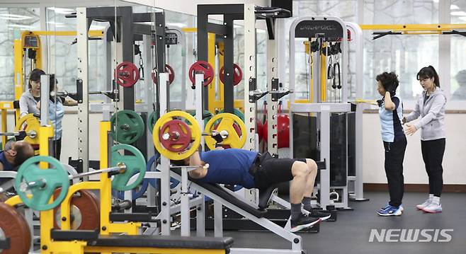 [서울=뉴시스] 김근수 기자 = KB국민카드가 지난 1월 실내 마스크 착용 의무 해제 전후 2주 동안 헬스클럽·요가·필라테스 업종의 매출이 10.7% 증가했다고 밝혔다. 13일 오전 서울시 강남구 강남구립체육센터 헬스장에서 시민들이 운동을 하고 있다. 2023.03.13. ks@newsis.com