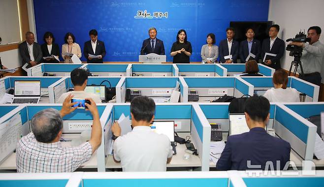 [제주=뉴시스] 우장호 기자 = 김완근 제주시장이 1일 오전 제주시청 2층 기자실에서 열린 취임 1주년 브리핑에서 지난 1년의 소회와 향후 목표를 설명하고 있다. 2025.07.01. woo1223@newsis.com