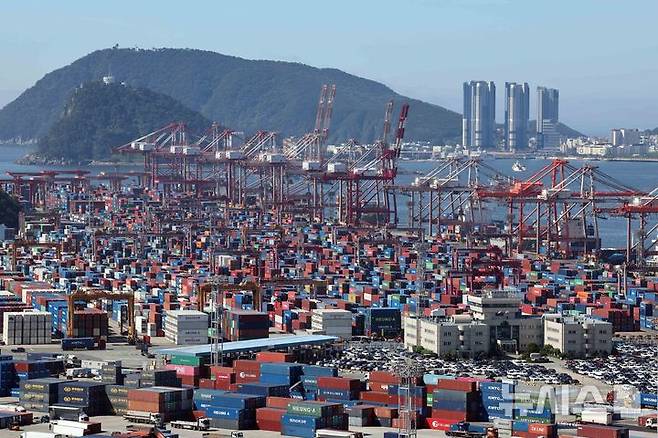 [부산=뉴시스] 하경민 기자 = 1일 산업통상자원부가 발표한 '6월 및 상반기 수출입 동향'에 따르면 미국의 관세 조치 영향과 글로벌 통상환경 불확실성 확대에도 지난달 수출이 전년 동월 대비 4.3% 증가한 598억 달러(80조7599억원), 수입은 3.3% 증가한 507억2000만 달러(68조4973억원)을 기록했다.  이날 부산 남구 신선대부두 야적장에 수출입 컨테이너가 쌓여 있다. 2025.07.01. yulnetphoto@newsis.com