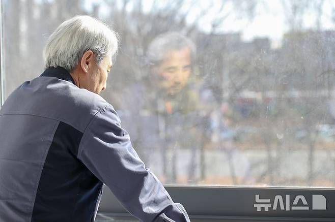 [서울=뉴시스] 사진은 우울증으로 어려움을 겪고 있는 한 노인의 모습. (사진= 고려대 안산병원 제공) 2025.02.28. photo@newsis.com.
