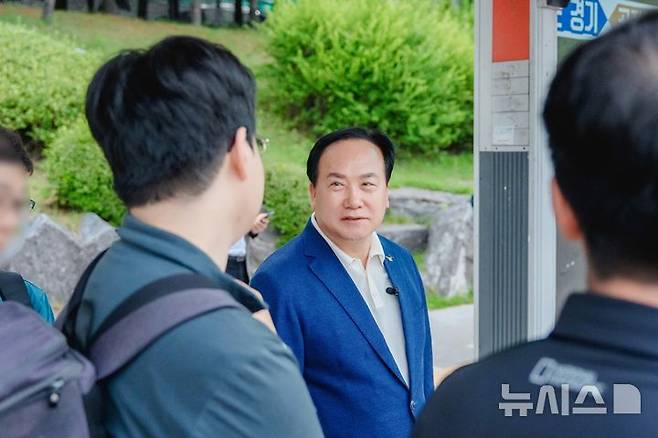 [오산=뉴시스] 이권재 시장이 서울역행 5014번 광역버스를 기다리는 시민과 이야기를 나누고 있는 모습 (사진=오산시 제공) 2025.07.01.photo@newsis.com