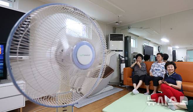 [서울=뉴시스] 김선웅 기자 = 전국 대부분 지역에 체감온도가 33도를 넘어서는 등 서울 전역에 폭염주의보가 발령된 30일 오후 서울 시내의 한 무더위쉼터에서 어르신들이 더위를 피하고 있다. 2025.06.30. mangusta@newsis.com