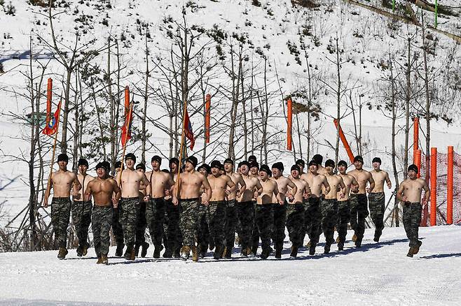 [서울=뉴시스] 해병대 사령부는 해병대 특수수색대대와 1·2사단 수색대대가 지난 4일부터 28일까지 강원도 평창 산악종합훈련장과 황병산 일대에서 '25년 동계 설한지 훈련을 실시하고 있다고 12일 밝혔다.해병대 수색대대 장병들이 영하의 날씨와 강설을 극복하며, 강인한 체력과 해병대정신을 함양하기 위한 체력단련(PT, 구보)을 실시하고 있다. (사진=해병대사령부 제공) 2025.02.12. photo@newsis.com *재판매 및 DB 금지