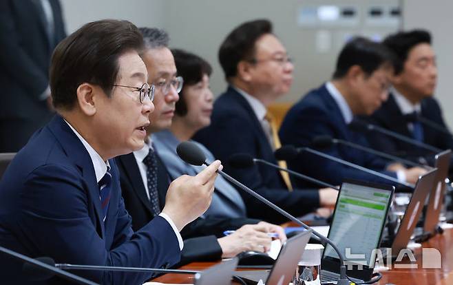 [서울=뉴시스] 고범준 기자 = 이재명 대통령이 1일 서울 용산 대통령실 청사에서 열린 국무회의에서 발언하고 있다. (대통령실통신사진기자단) 2025.07.01. bjko@newsis.com