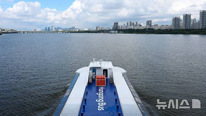 [서울=뉴시스] 김선웅 기자 = 시범 운항을 시작한 한강버스가 1일 서울 한강 반포대교 인근을 지나고 있다.한강버스는 서울시가 처음 도입하는 친환경 수상 대중교통 수단으로 마곡-망원-여의도-옥수-압구정-뚝섬-잠실 7개 선착장(마곡-여의도-잠실 급행 노선 병행 운영), 약 31.5km를 운항하며 9월 정식 운영될 예정이다. 2025.07.01. mangusta@newsis.com