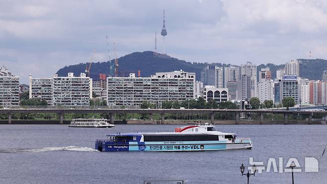 [서울=뉴시스] 김선웅 기자 = 한강버스 시민체험 운항 및 프레스투어가 열린 1일 서울 영등포구 노들섬 인근 한강에서 한강버스가 운항하고 있다. (공동취재) 2025.07.01. photo@newsis.com