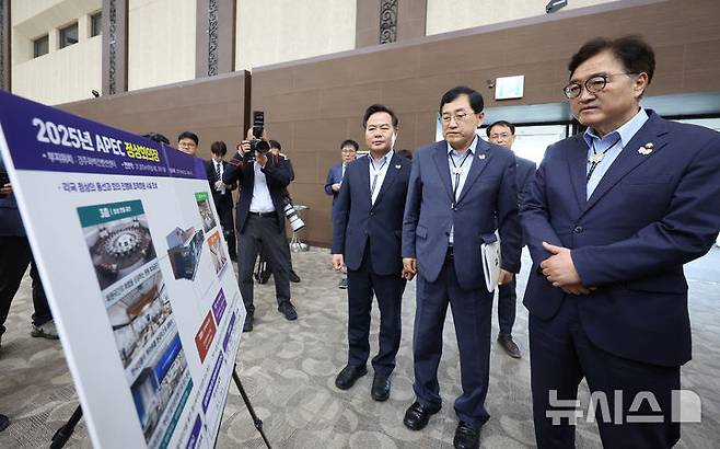 [경주=뉴시스] 이무열 기자 = 우원식 국회의장이 1일 경북 경주시 경주화백컨벤션센터(하이코·HICO)에서 열린 'APEC 2025 KOREA' 준비상황 보고·간담회를 마친 뒤 정상회의장 현황판을 살펴보고 있다. 2025.07.01. lmy@newsis.com