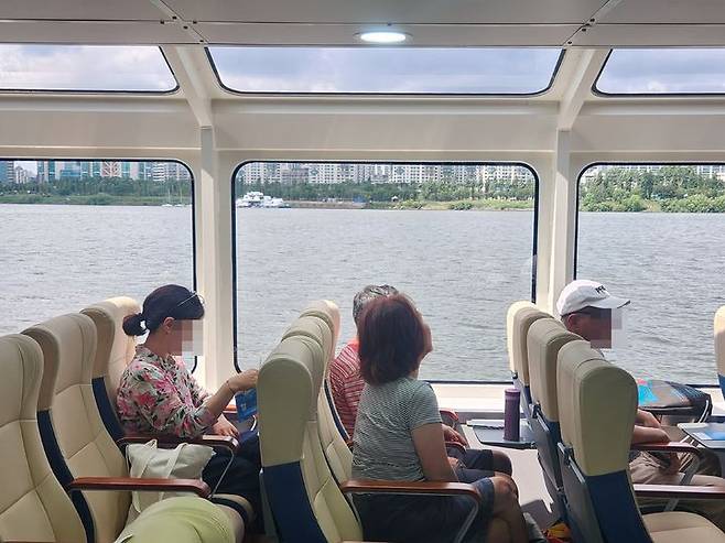 [서울=뉴시스] 고가혜 기자= 1일 한강버스 체험 운항에 참여한 시민들이 창밖을 바라보고 있다. 2025.07.01 gahye_k@newsis.com *재판매 및 DB 금지