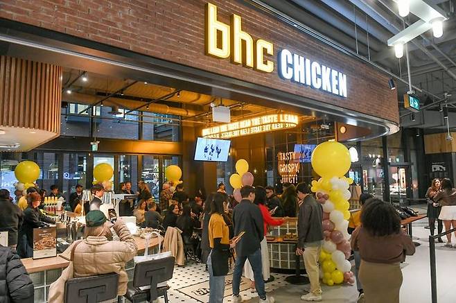 [서울=뉴시스] 치킨브랜드 bhc가 글로벌 매장 확장에 속도를 낸다. (사진=다이닝브랜즈그룹) 2025.07.01. photo@newsis.com  *재판매 및 DB 금지