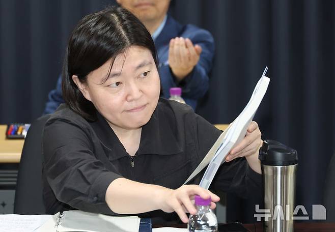 [서울=뉴시스] 김명원 기자 =임은정 대전지검 부장검사(51·사법연수원 30기)가 서울동부지검장으로 승진했다. 사진은 국정기획위원회 정치행정분과 전문위원을 맡은 임은정 부장검사가 20일 오전 서울 종로구 정부서울청사 창성동 별관에서 열린 검찰청 업무보고에 참석한 모습. (공동취재) 2025.06.20. photo@newsis.com