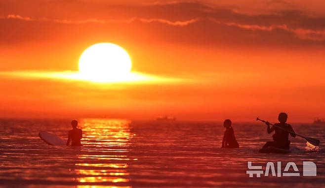 [제주=뉴시스] 우장호 기자 = 나흘째 폭염특보가 이어진 1일 오후 제주시 이호테우 해변에서 바라본 서쪽 수평선으로 뜨거운 태양이 지고 있다. 2025.07.01. woo1223@newsis.com