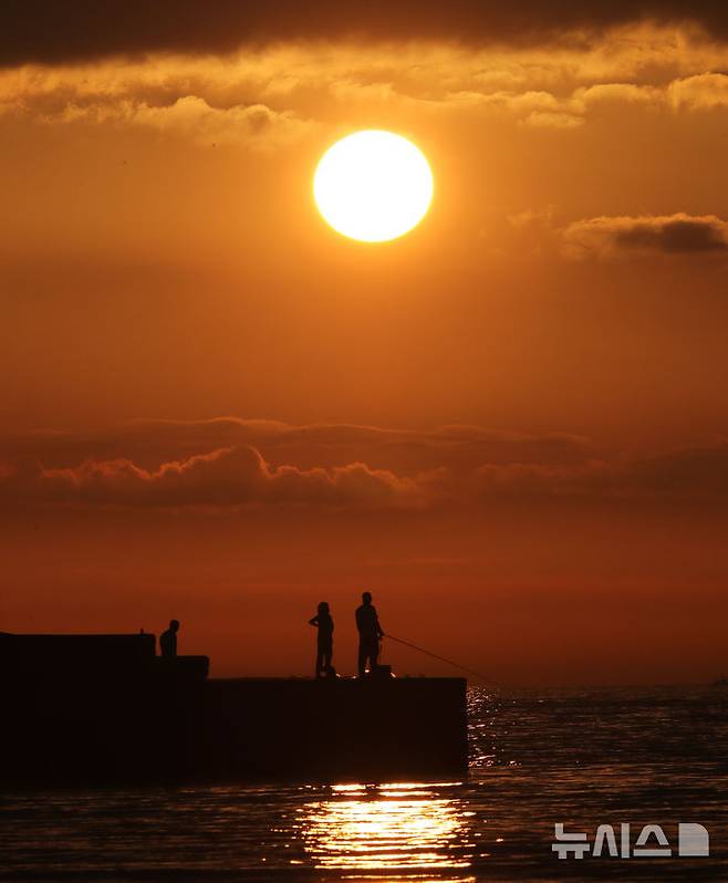 [제주=뉴시스] 우장호 기자 = 나흘째 폭염특보가 이어진 1일 오후 제주시 이호테우 해변에서 바라본 서쪽 수평선으로 뜨거운 태양이 지고 있다. 2025.07.01. woo1223@newsis.com