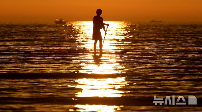 [제주=뉴시스] 우장호 기자 = 나흘째 폭염특보가 이어진 1일 오후 제주시 이호테우 해변에서 바라본 서쪽 수평선으로 뜨거운 태양이 지고 있다. 2025.07.01. woo1223@newsis.com