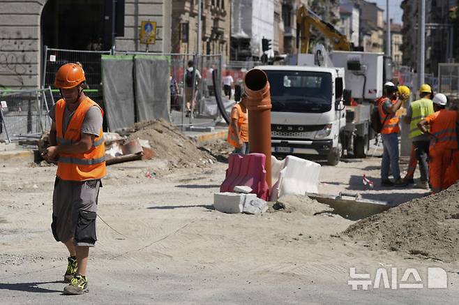 [AP/뉴시스] 1일 이탈리아 밀라노의 도로 포장 공사장