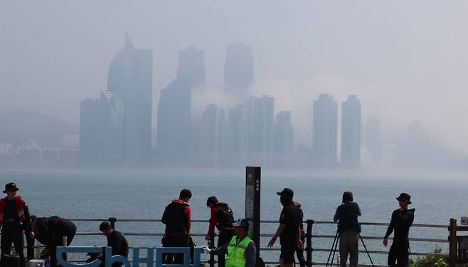 KDI는 "지금까지의 지역발전 전략이 단일 부문 투자에만 집중한 경향이 짙었다"면서 "비수도권 내 인구 유입을 위해서는 일자리 창출과 함께 여러 부문에 대한 투자가 동시에 이루어져야 한다"고 강조했다. 사진은 부산 남구 이기대공원에서 바라본 해운대구 일대. 연합뉴스