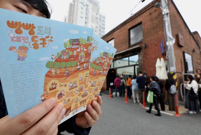 한 고객이 대전의 유명 빵집 앞에서 빵집 지도를 살펴보고 있다. 대전시 동구 제공