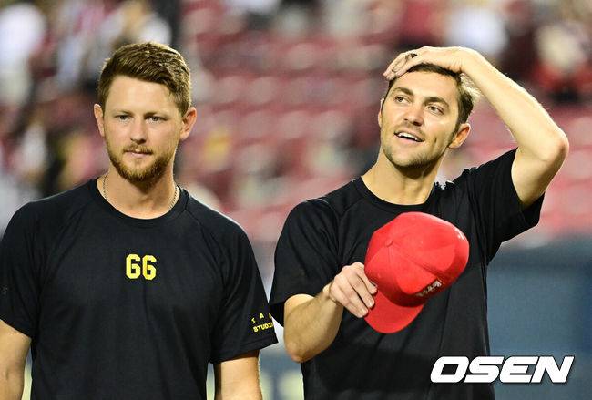 [OSEN=잠실, 지형준 기자] KIA 에릭 라우어, 제임스 네일이 승리를 기뻐하고 있다. 2024.08.18 / jpnews@osen.co.kr