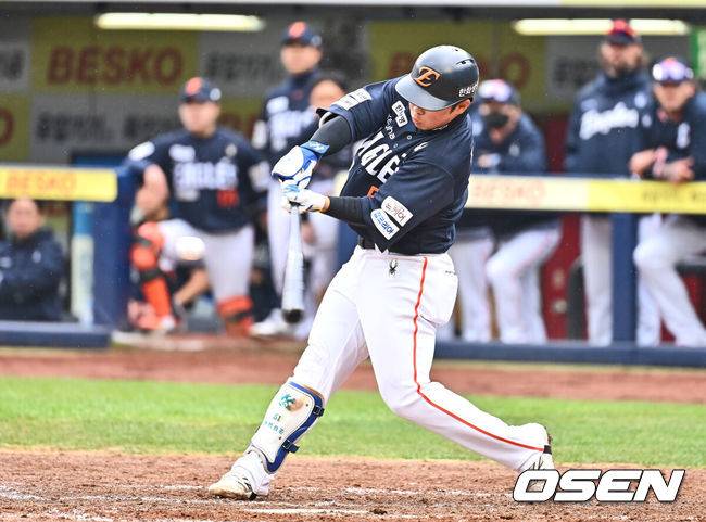 [OSEN=대구, 이석우 기자] 한화 문현빈이 8회초 2사 우중월 솔로 홈런을 치고 있다. 2025.04.05 / foto0307@osen.co.kr