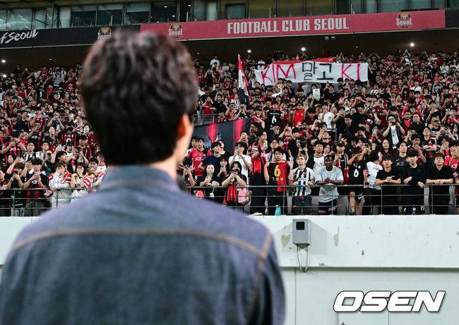 [OSEN=서울월드컵경기장, 김성락 기자] 기성용 이적 사가'로 인해 관심이 집중된 FC 서울과 포항 스틸러스의 맞대결은 서울의 완승으로 끝났다.&nbsp;서울은 29일 서울월드컵경기장에서 열린 하나은행 K리그 1 2025 21라운드 포항 스틸러스와 맞대결서 4-1로 승리했다. 경기 종료 후 포항 기성용이 관중에게 인사하고 있다. 2025.06.29 / ksl0919@osen.co.kr