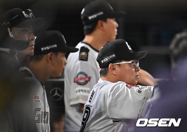 [OSEN=부산, 이석우 기자] 27일 부산 사직야구장에서 2025 신한 SOL 뱅크 KBO 리그 롯데 자이언츠와 KT 위즈의 경기가 열렸다. 홈팀 롯데는 이민석이, 방문팀 삼성은 고영표가 선발 출전했다.롯데 자이언츠 김태형 감독이 경기를 비켜보고 있다. 2025.06.27 / foto0307@osen.co.kr