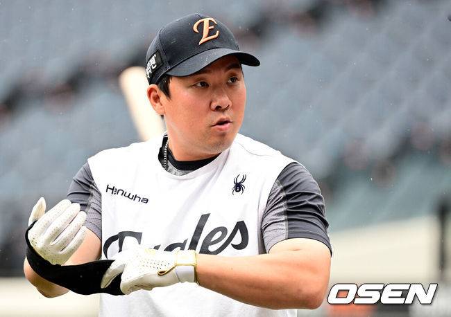 [OSEN=대전, 지형준 기자] 13일 대전 한화생명볼파크에서 2025 신한 SOL Bank KBO리그 한화 이글스와 LG 트윈스의 경기가 열린다.LG가 40승 26패 1무(승률 .606)로 1위, 한화는 40승 27패(승률 .597)로 2위다. 0.5경기 차이다. 경기 결과에 따라 1위가 바뀔 수도 있다.&nbsp;경기가 열릴지는 미지수. 대전 한화생명볼파크에는 비가 내리고 있다. 한화 선수들이 배팅 훈련을 끝내고, 오후 3시 10분쯤 대형 방수포로 그라운드를 덮었다.&nbsp;일기예보에 따르면 오후 4시~5시&nbsp;7mm, 오후 5~6시 8mm, 오후 6~7시에는 5mm의 비 예보가 있다.한화 안치홍이 훈련을 하고 있다. 2025.06.13 /jpnews@osen.co.kr