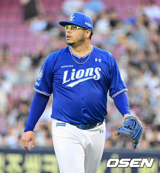 [OSEN=잠실, 지형준 기자] 1일 오후 서울 잠실구장에서 ‘2025 신한 SOL Bank KBO리그’ 두산 베어스와 삼성 라이온즈의 경기가 열렸다.두산은 최민석, 삼성은 아리엘 후라도가 선발로 나섰다.5회말 수비를 마친 삼성 후라도가 더그아웃으로 향하고 있다. 2025.07.01 /jpnews@osen.co.kr