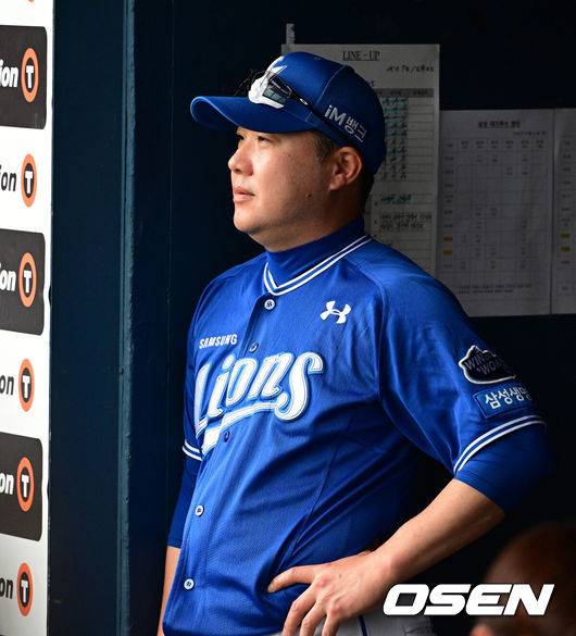 [OSEN=잠실, 지형준 기자] 1일 오후 서울 잠실구장에서 ‘2025 신한 SOL Bank KBO리그’ 두산 베어스와 삼성 라이온즈의 경기가 열렸다.두산은 최민석, 삼성은 아리엘 후라도가 선발로 나섰다.2회 삼성 박진만 감독이 경기를 지켜보고 있다. 2025.07.01 /jpnews@osen.co.kr