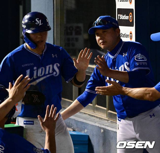[OSEN=잠실, 지형준 기자] 1일 오후 서울 잠실구장에서 ‘2025 신한 SOL Bank KBO리그’ 두산 베어스와 삼성 라이온즈의 경기가 열렸다.두산은 최민석, 삼성은 아리엘 후라도가 선발로 나섰다.8회초 1사 만루에서 삼성 류지혁이 밀어내기 볼넷에 득점하며 박진만 감독과 하이파이브를 하고 있다. 2025.07.01 /